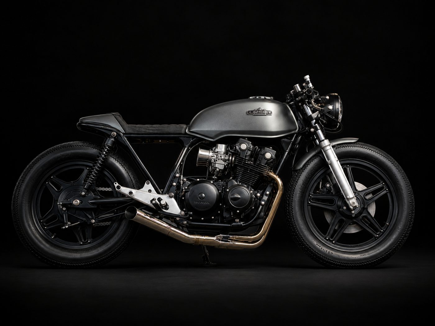 Mighty Four — motocicleta customizada pela Caffeine Custom