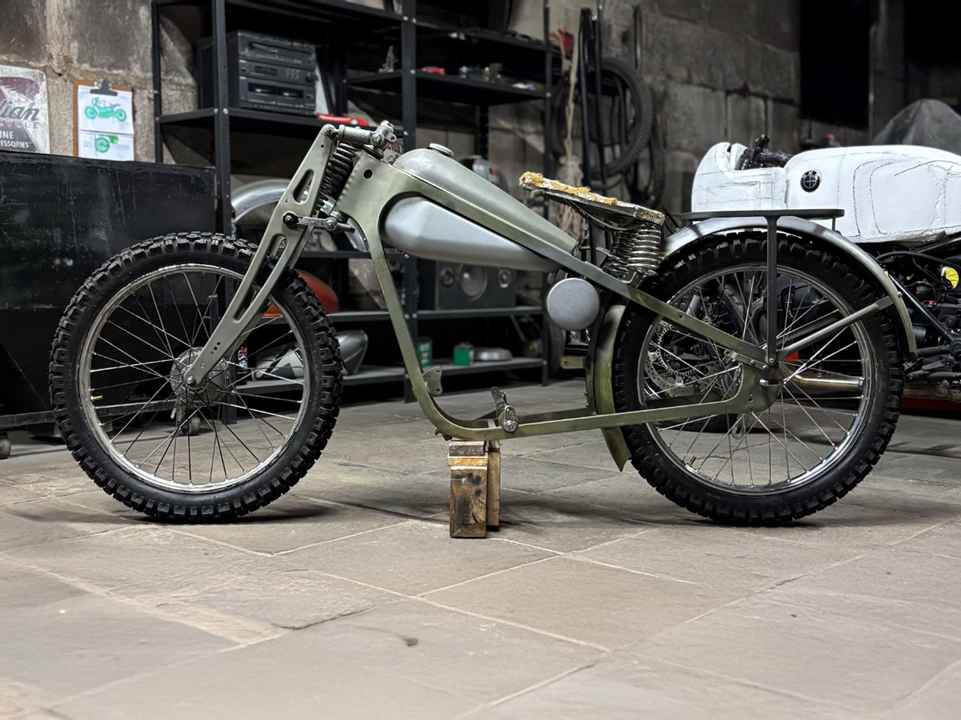 Hecker VM120 1937 — motocicleta restaurada pela Caffeine Custom